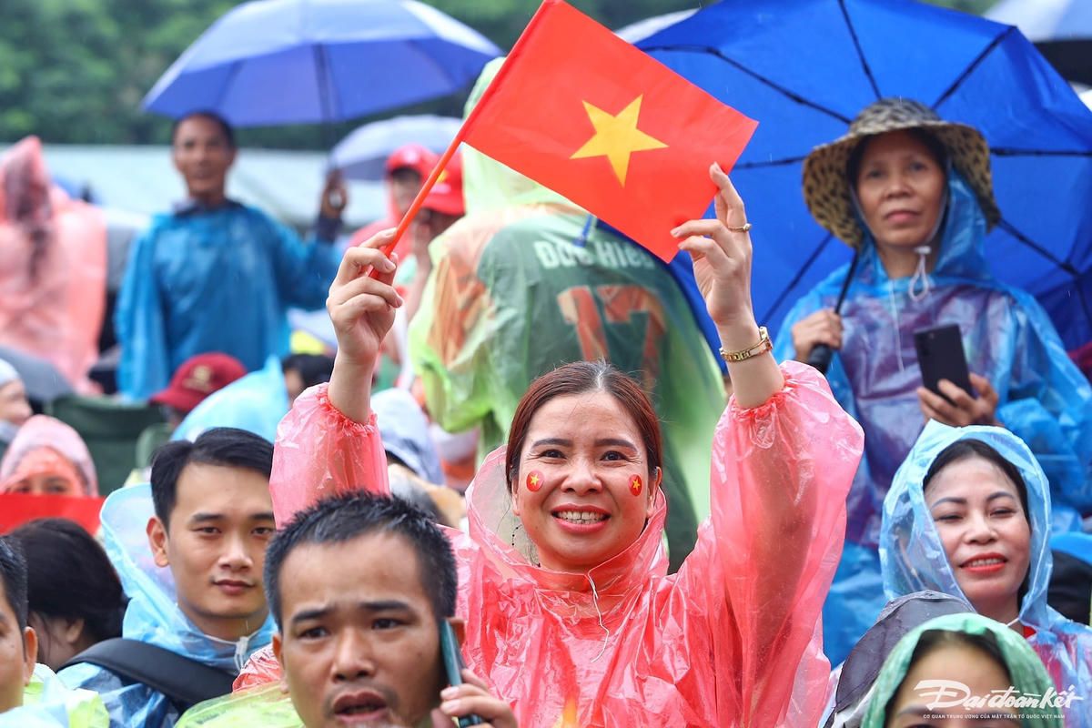 Người dân cùng trang phục cờ đỏ sao vàng, tay cầm cờ Tổ Quốc có mặt từ sớm trên đường Hùng Vương nơi có đoàn diễu binh, diễu hành d