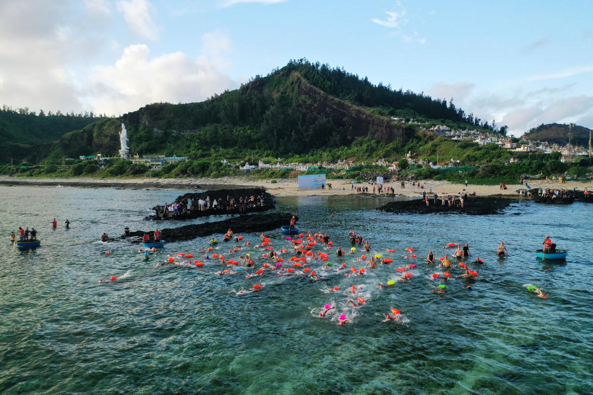 Các VĐV tại điểm xuất phát ở thắng cảnh thạch Cổng Tò Vò.