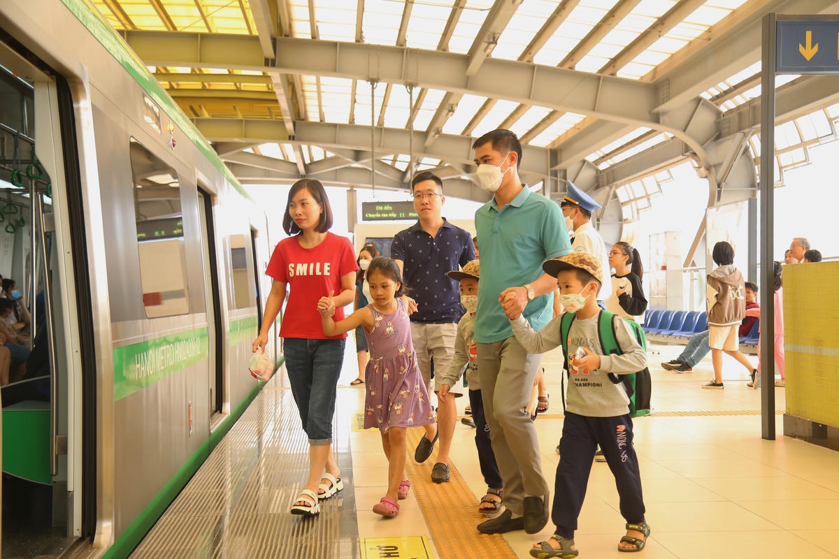 "Nếu như trước đây, sau một tuần các con học hành mệt mỏi chúng tôi thường đưa đến các công viên để giải trí. Thì nay, tuần nào các con cũng muốn bố mẹ đưa đi chơi trên tàu để ngắm những cảnh đẹp phía bên ngoài", chị Thủy cho hay.