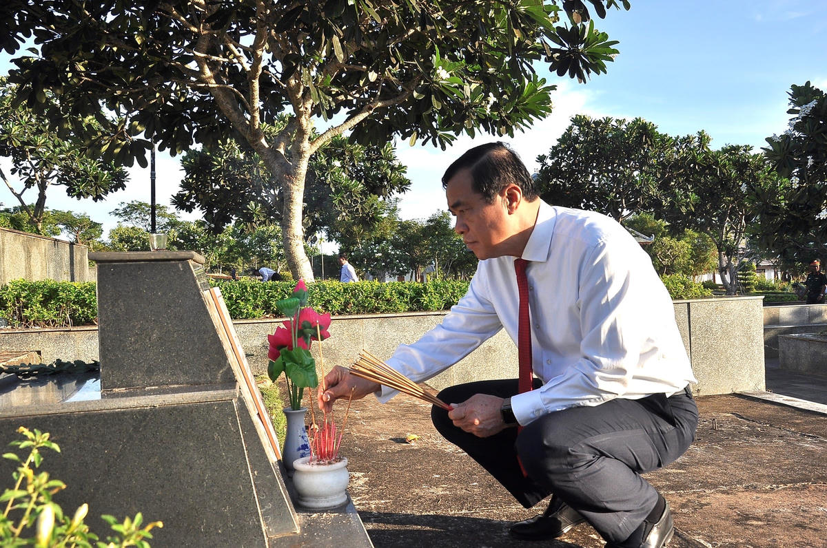 Bí thư Tỉnh ủy Quảng Nam Phan Việt Cường thắp hương tưởng nhớ các anh hùng, liệt sĩ.
