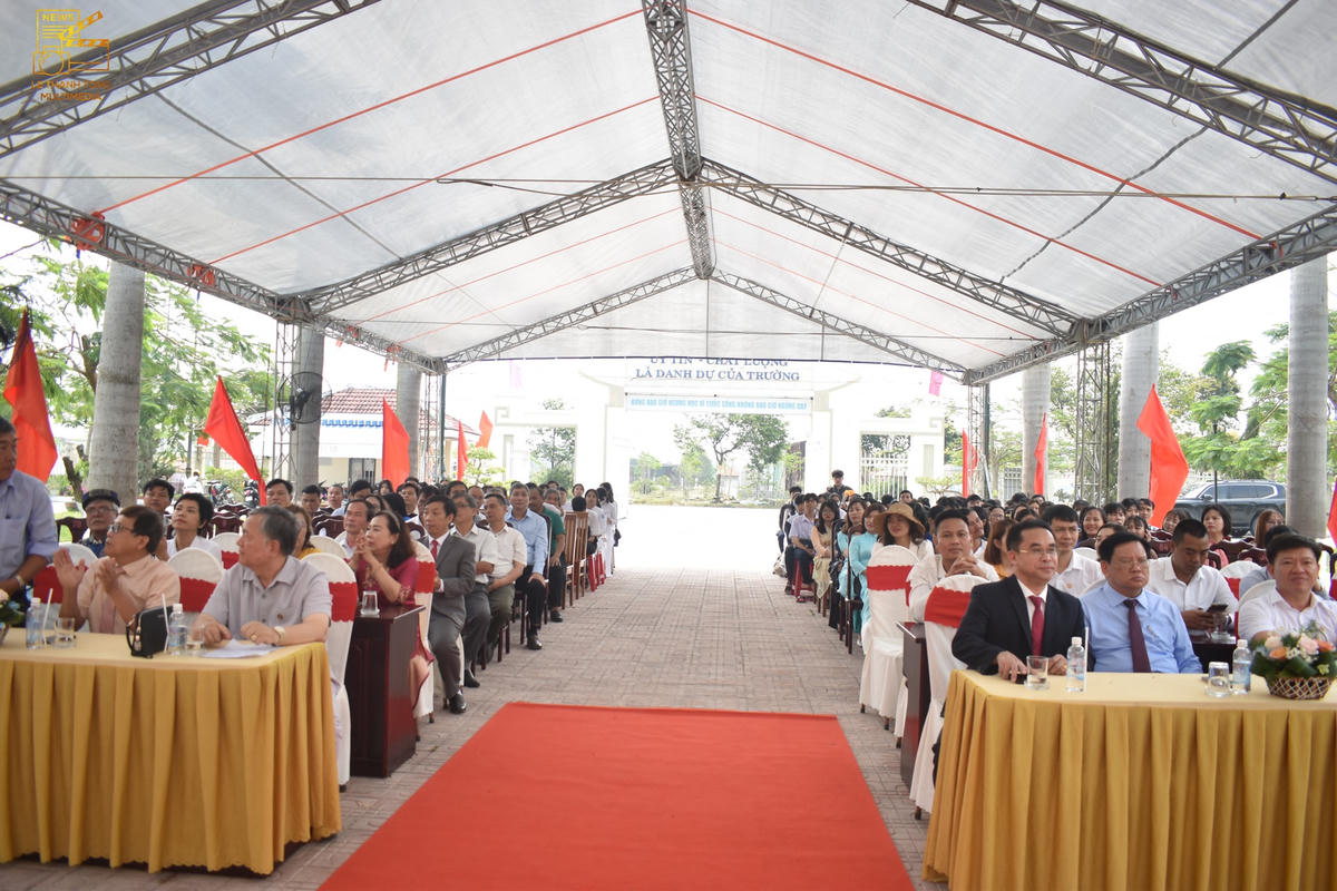 Đông đảo quan khách và thầy cô, học sinh tham dự Lễ khánh thành tượng vua Lê Thánh Tông.