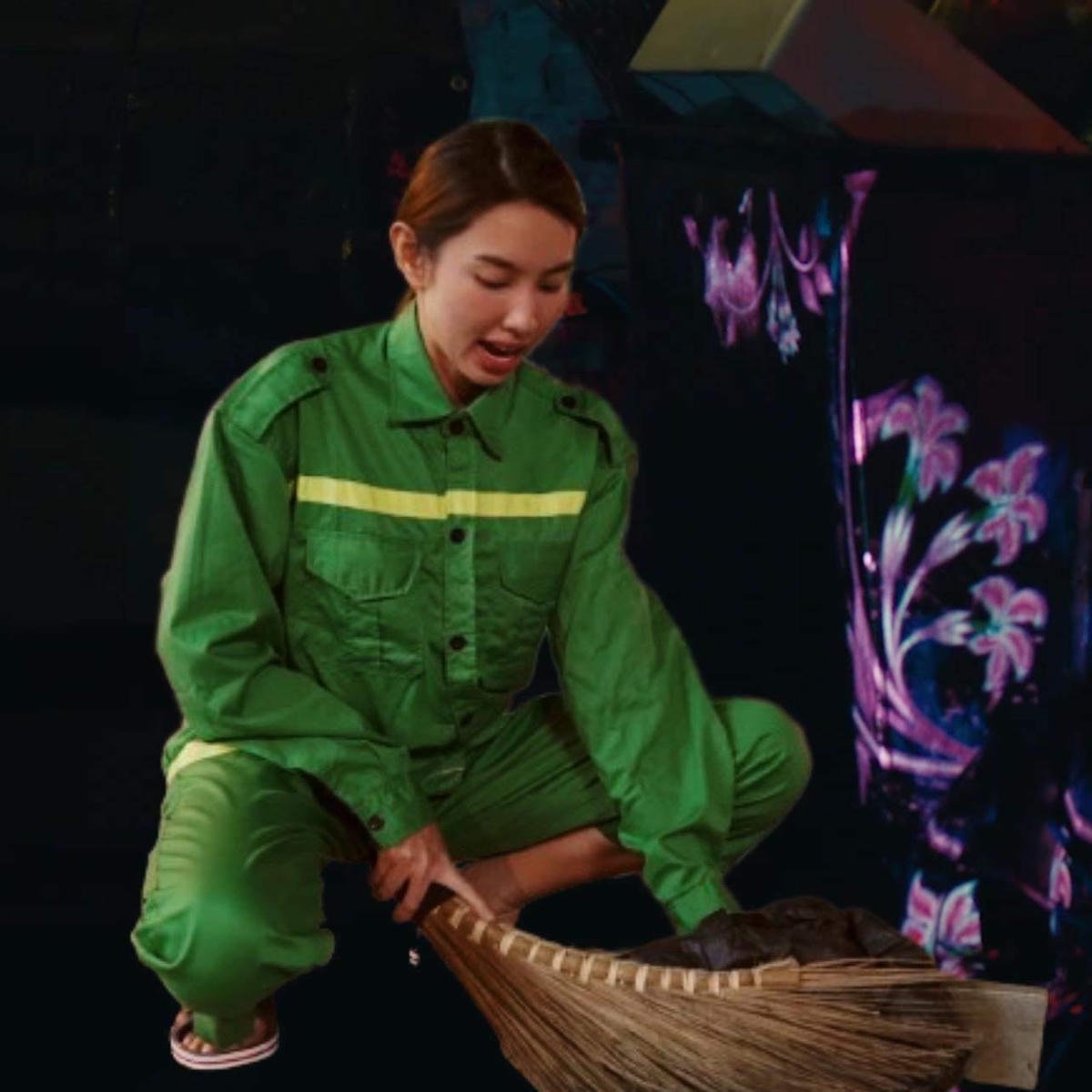 Hình ảnh Thùy Tiên quét rác trong đêm. 