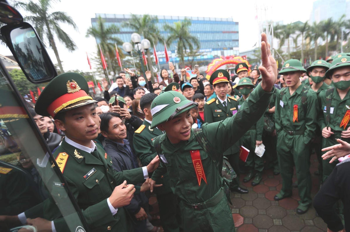 Các tân binh ở Hà Tĩnh mang theo quyết tâm làm tròn trách nhiệm, nghĩa vụ xây dựng, bảo vệ Tổ quốc.