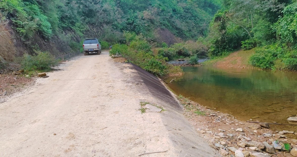 Tuyến đường số 02 được dời vị trí và tăng chiều dài, đường đưa vào sử dụng cách đây 7 năm nhưng chưa quyết toàn hoàn thành.