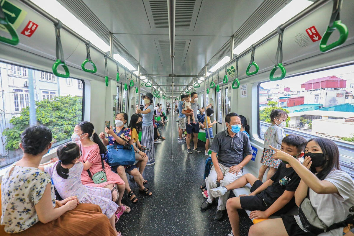 Metro tuyến Cát Linh - Hà Đông (Hà Nội) ngày càng thu hút khách.  