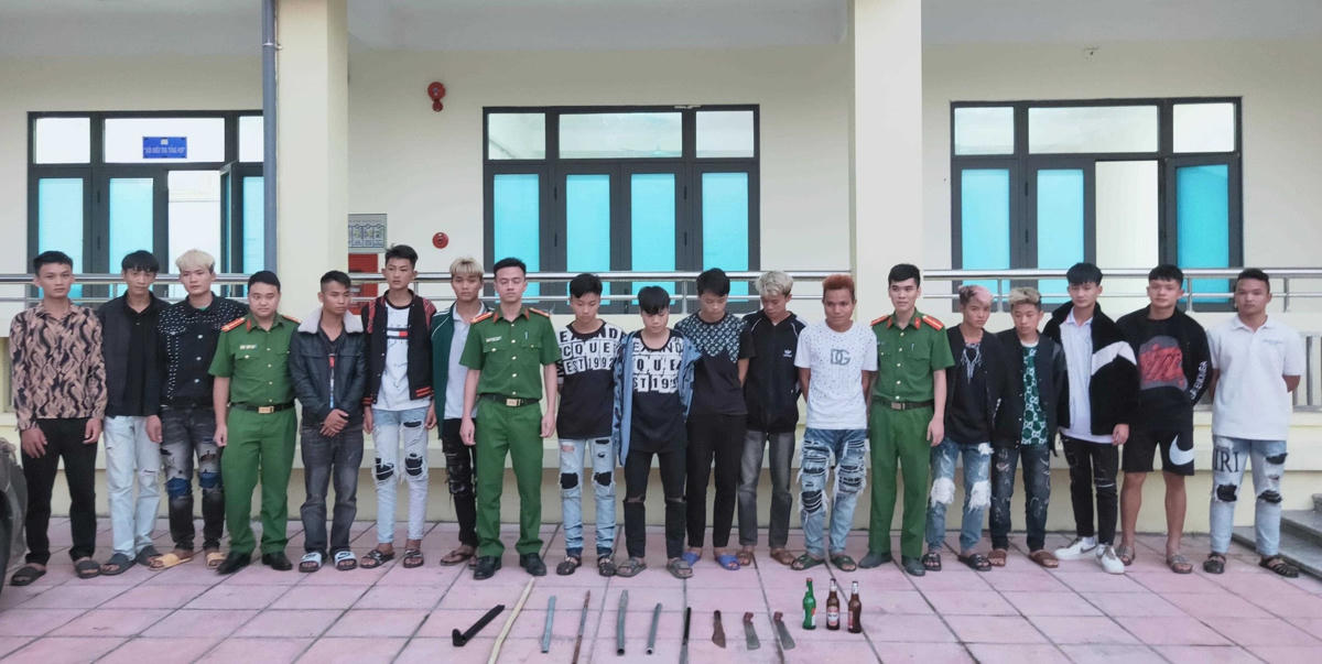 Các đối tượng và vật chứng bị bắt giữ tại cơ quan Công an. Ảnh: Cổng thông tin điện tử huyện Ba Chẽ.