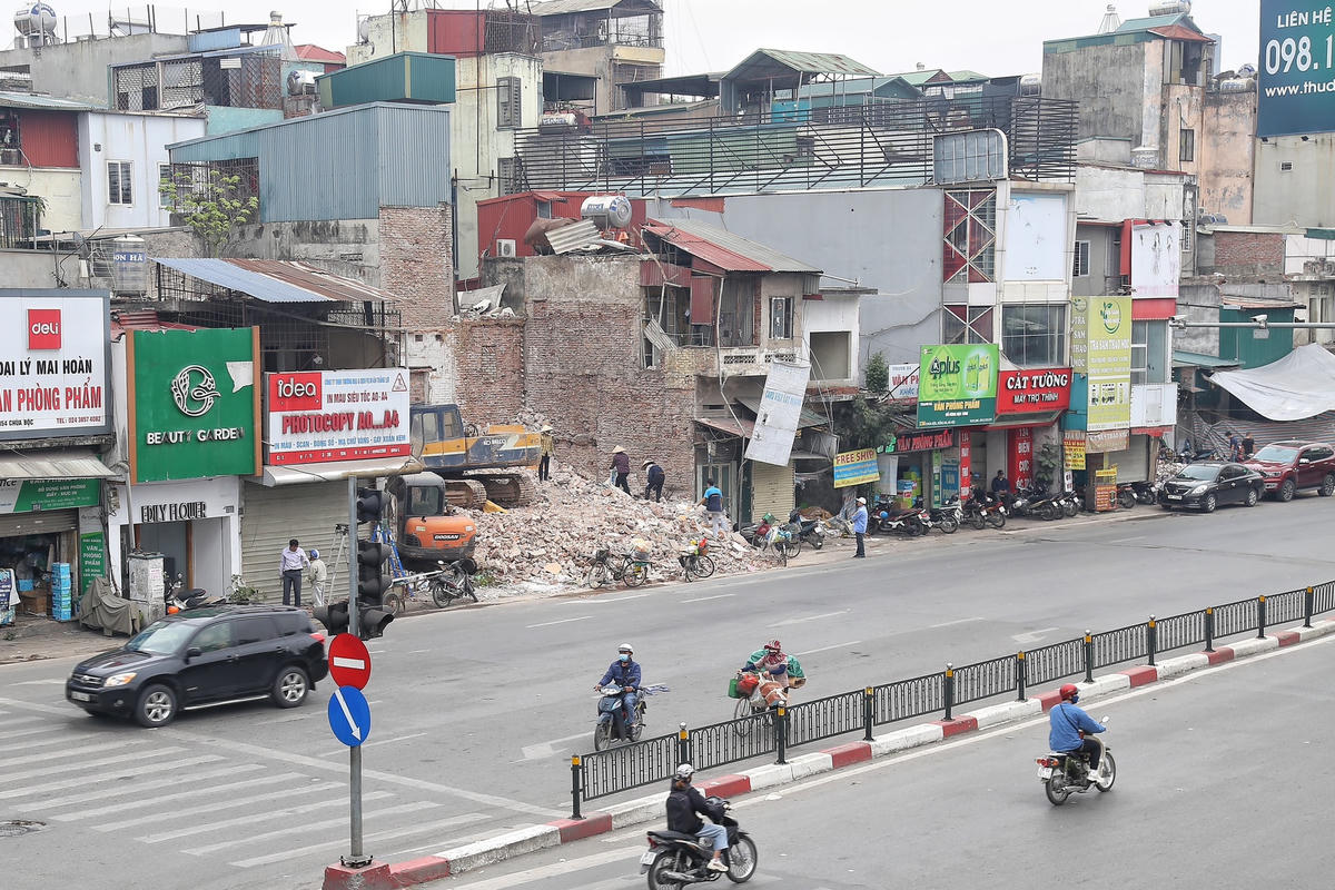 Dự án đầu tư xây dựng Xây dựng hoàn thiện nút giao thông Chùa Bộc - Thái Hà theo quy hoạch tại góc 1/4 nút giao, từ Học viện Ngân hàng đến cổng Trường Đại học Công đoàn, đã được UBND TP Hà Nội phê duyệt tại Quyết định số 5572/QĐ-UBND ngày 28/10/2014 và được phê duyệt điều chỉnh tại Quyết định số 8006/QĐ-UBND ngày 17/11/2017; Quyết định số 4437/QĐ-UBND ngày 2/10/2020. Dự án có tổng chiều dài trên 521m, với các hạng mục nền, mặt đường, thoát nước, chiếu sáng, cây xanh, vỉa hè, tổ chức giao thông và các công trình phụ trợ khác. 