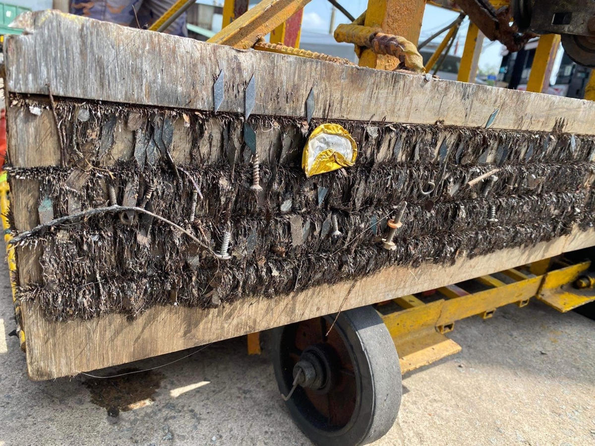 Người dân chế tạo xe hút đinh để đối phó “đinh tặc”.