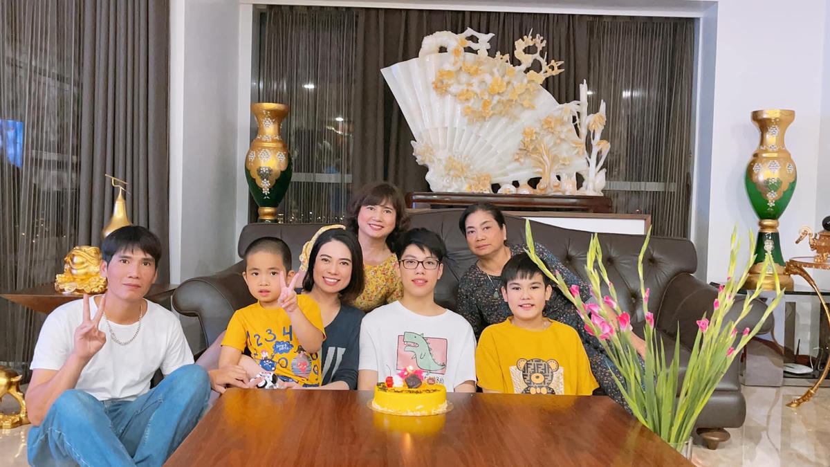 Em Ngô Doãn Hưng (đeo kính ở giữa) cùng gia đình.