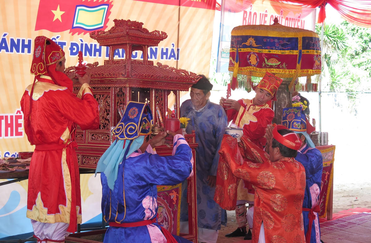 Các bô lão đang làm Lễ khao lề thế lính Hoàng Sa ở đình làng An Hải.
