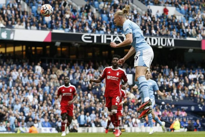 Haaland đánh đầu, nhân đôi cách biệt cho Man City. (Ảnh: Reuters / Vnexpress).