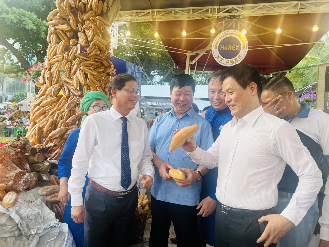 Chủ tịch UBND tỉnh Nguyễn Tấn Tuân, đang thăm các giam hàng ẩm thực .