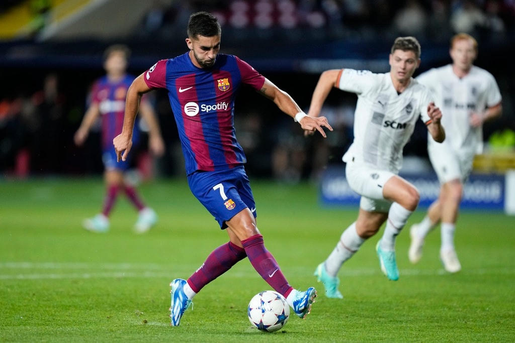 Ferran Torres mở tỷ số từ rất sớm cho Barcelona (Ảnh: AP).