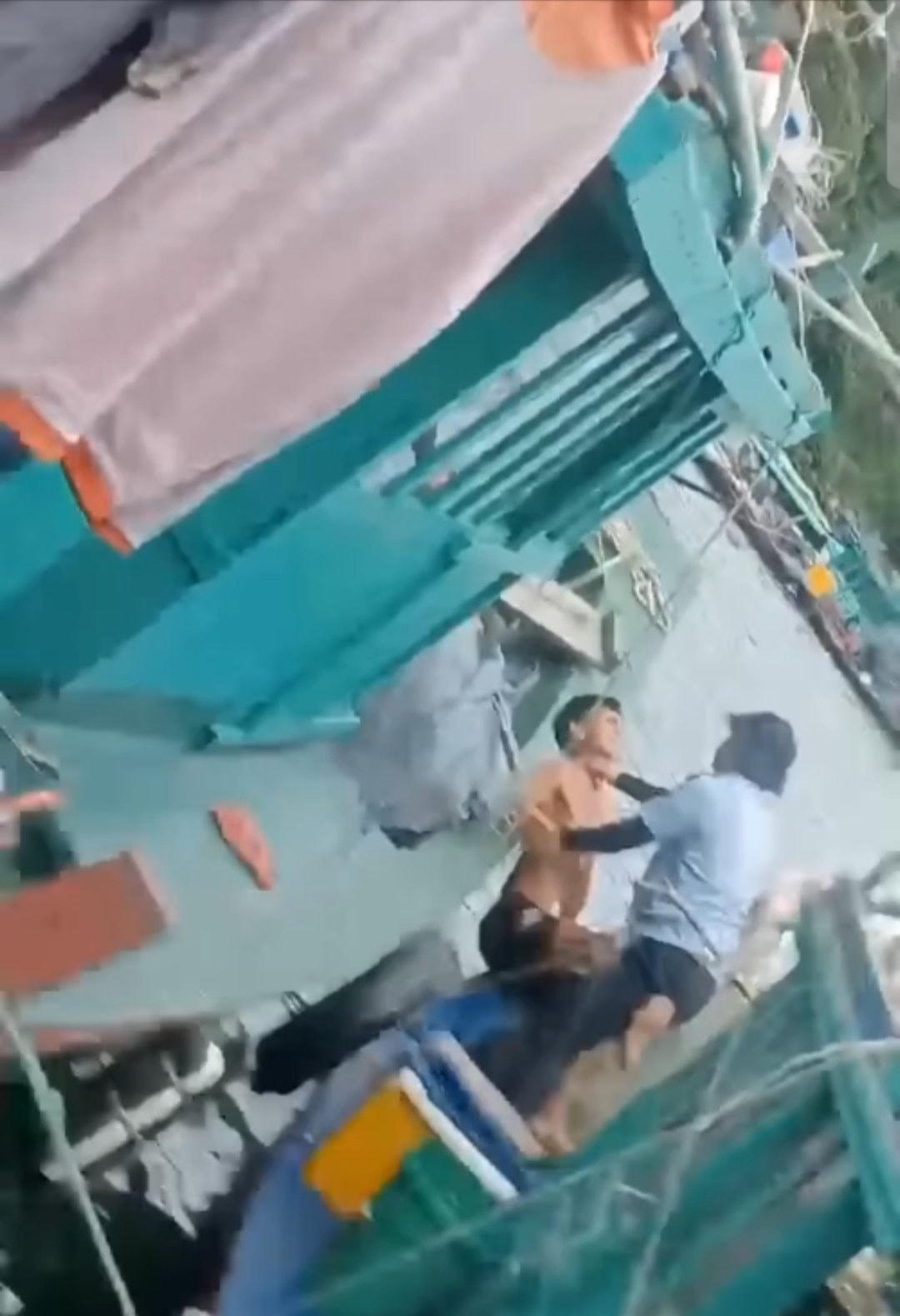 Hình ảnh cắt từ clip ghi lại hành động người nghi là cán bộ Ban Quản lý vịnh Hạ Long ghì cổ một ngư dân.