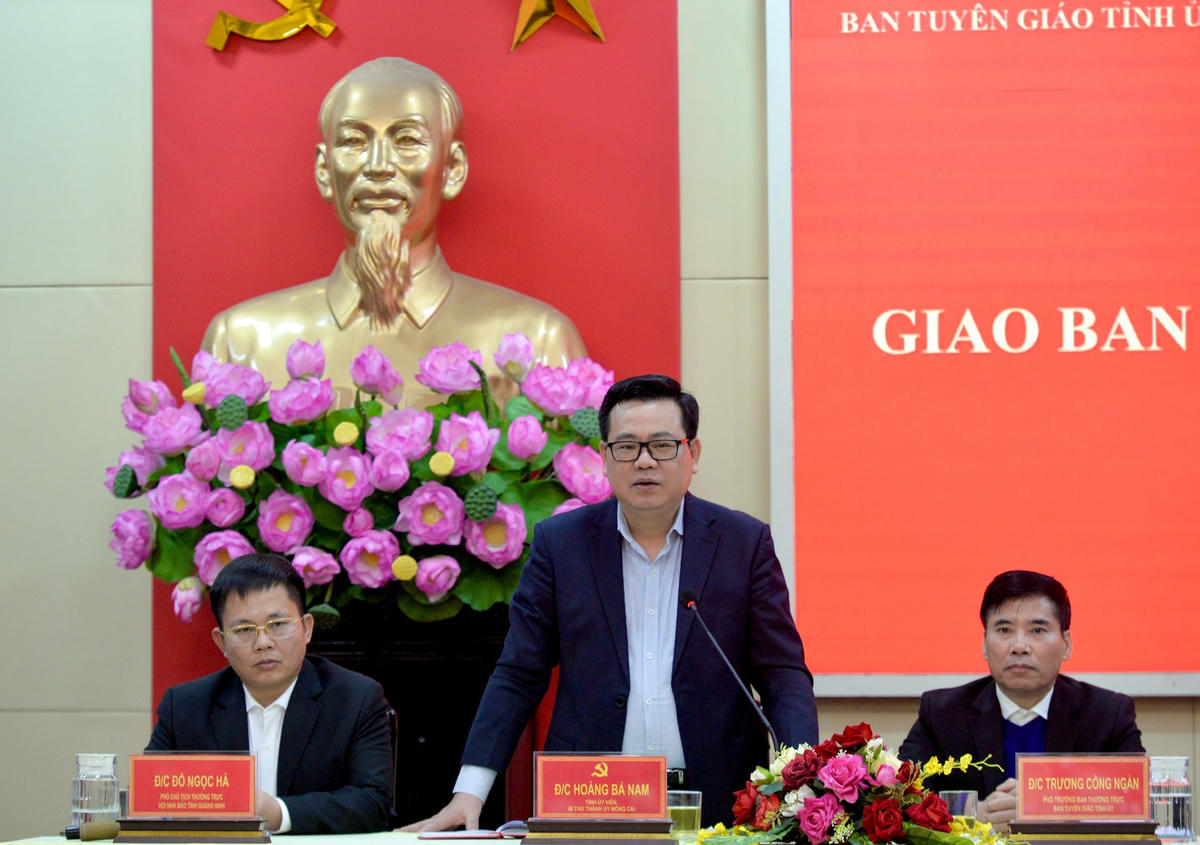 Ông Hoàng Bá Nam, Bí thư Thành ủy Móng Cái (đứng giữa) cho biết, sẽ xử lý nghiêm vi phạm khai thác nước ngầm.