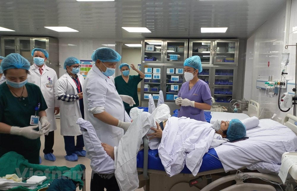 Các bác sỹ chuẩn bị đỡ đẻ cho một ca sinh thường rất suôn sẻ vào thời khắc chuyển sang năm mới. (Ảnh: T.G/Vietnam+).