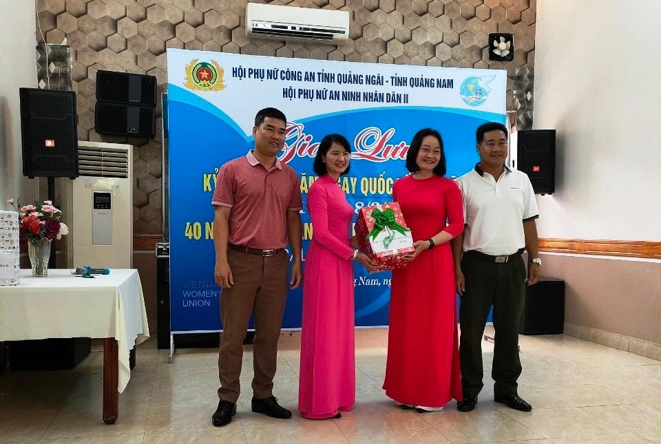 Đại diện Hội Phụ nữ An ninh Nhân dân II - Công an tỉnh Quảng Nam, Quảng Ngãi trao quà lưu niệm.