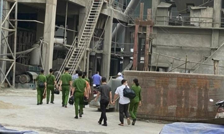 Rất nhiều công an có mặt tại hiện trường để điều tra nguyên nhân dẫn đến vụ việc. Ảnh: Hồng Nguyên.