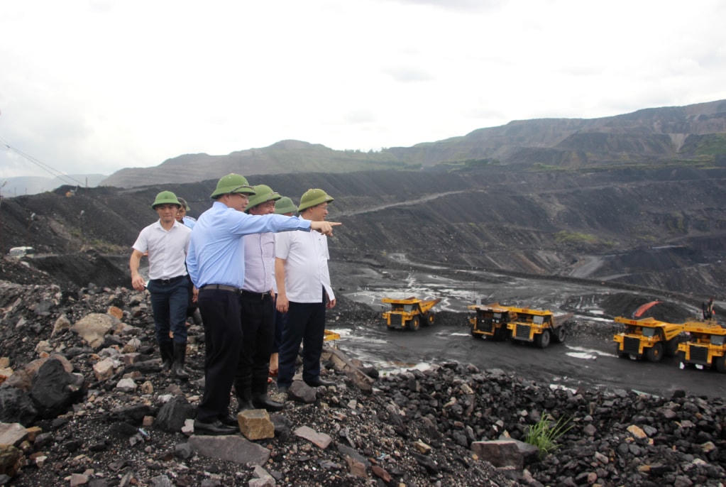 Đồng chí Nghiêm Xuân Cường, Phó Chủ tịch UBND tỉnh, kiểm tra tại bãi thải mỏ Công ty CP Than Đèo Nai - Cọc Sáu.
