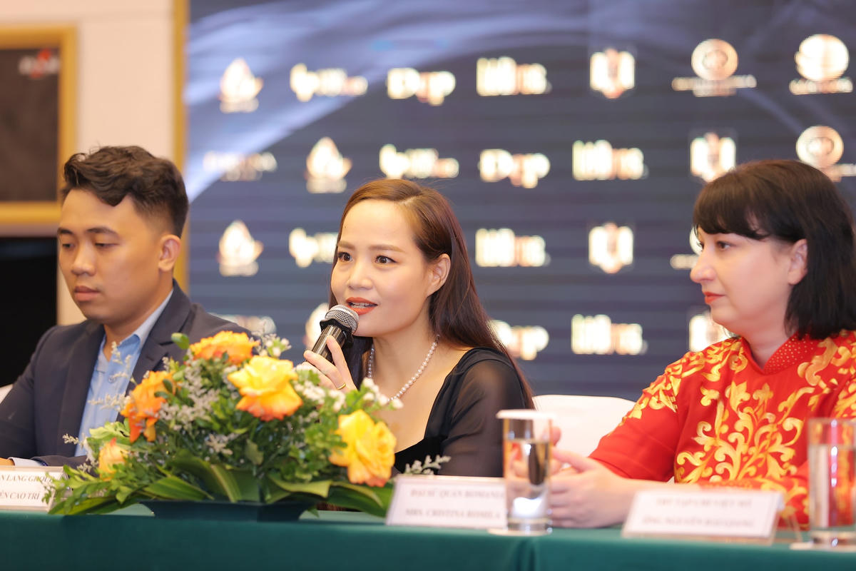 Đại sứ Critina Romila (bìa phải) tại cuộc họp báo.