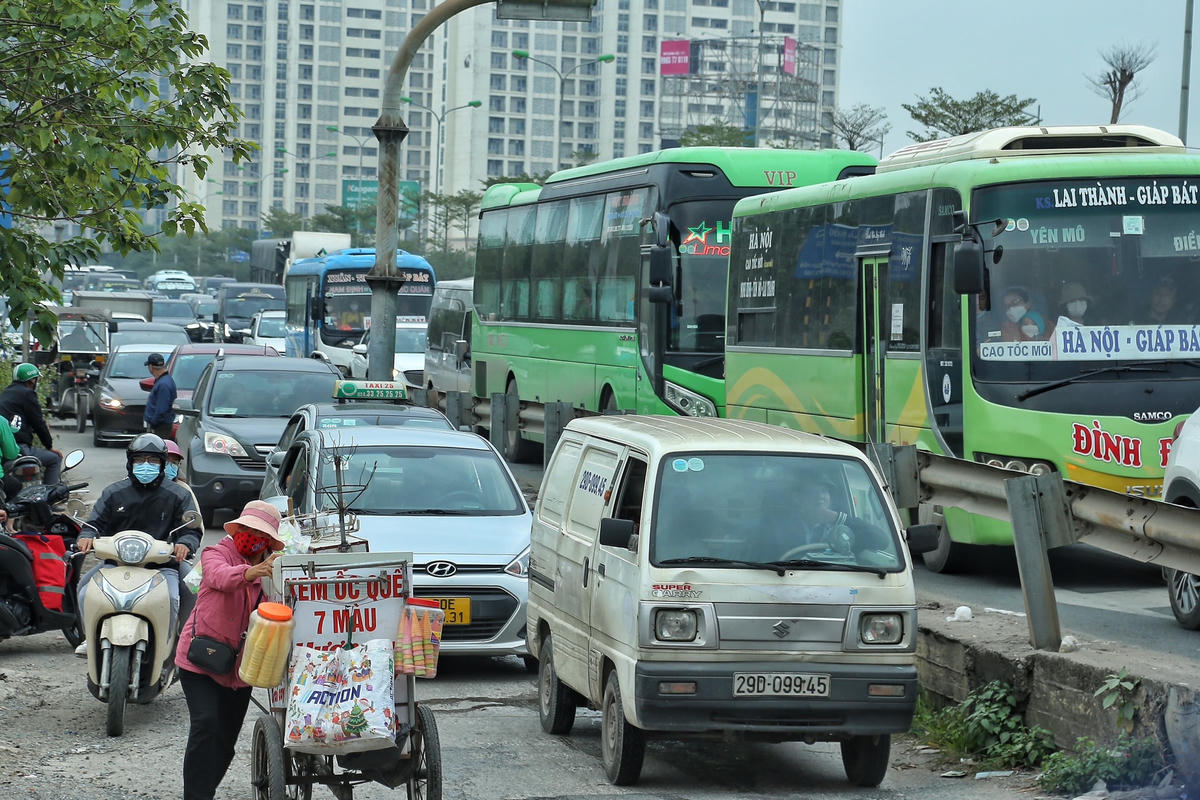 Hàng trăm lượt xe khách đưa người dân trở lại bến xe lớn tại Thủ đô.