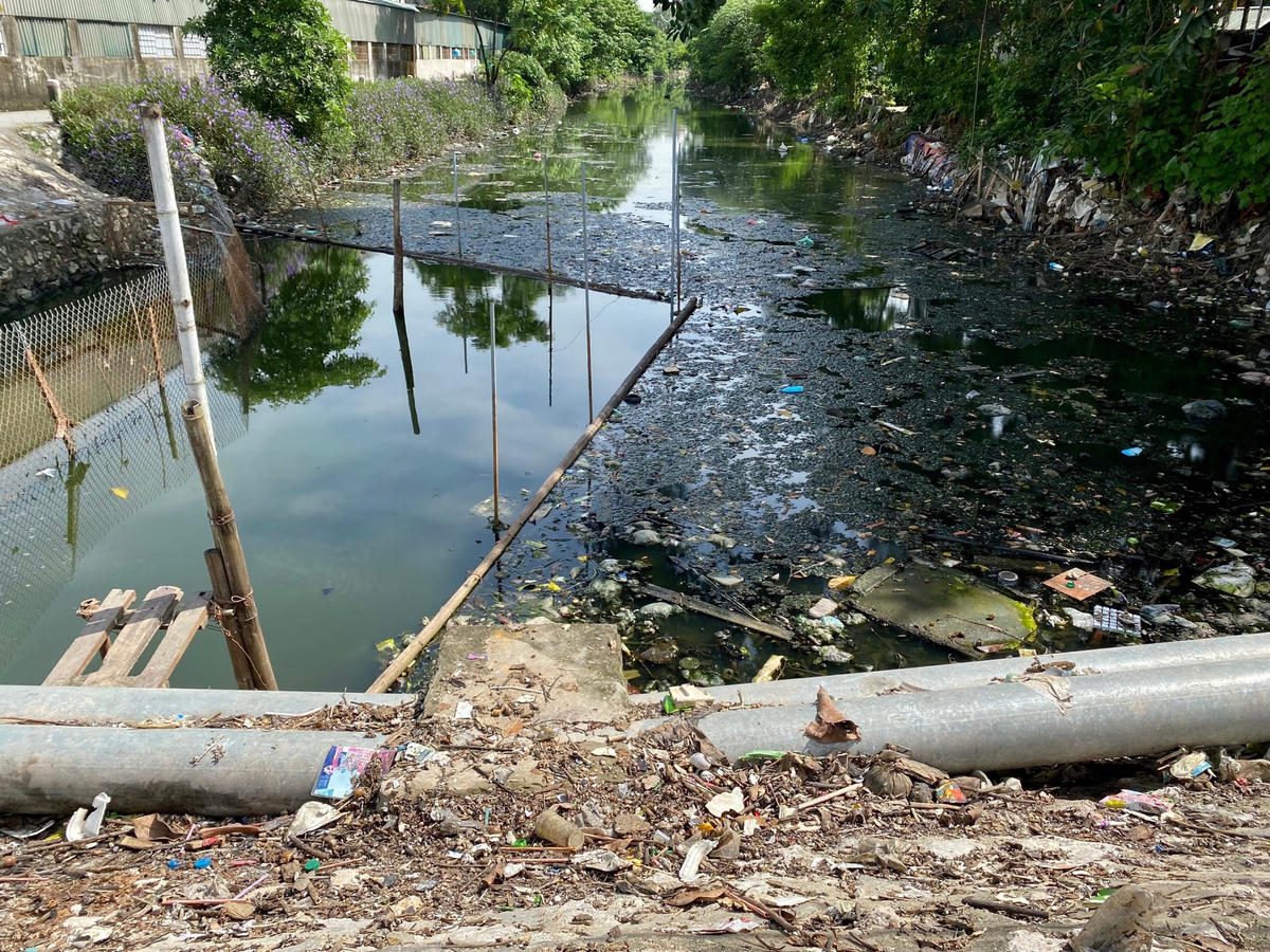 Rác thải ngập tràn, nước sông bốc mùi tại ‘điểm nóng’ dịch sốt xuất huyết