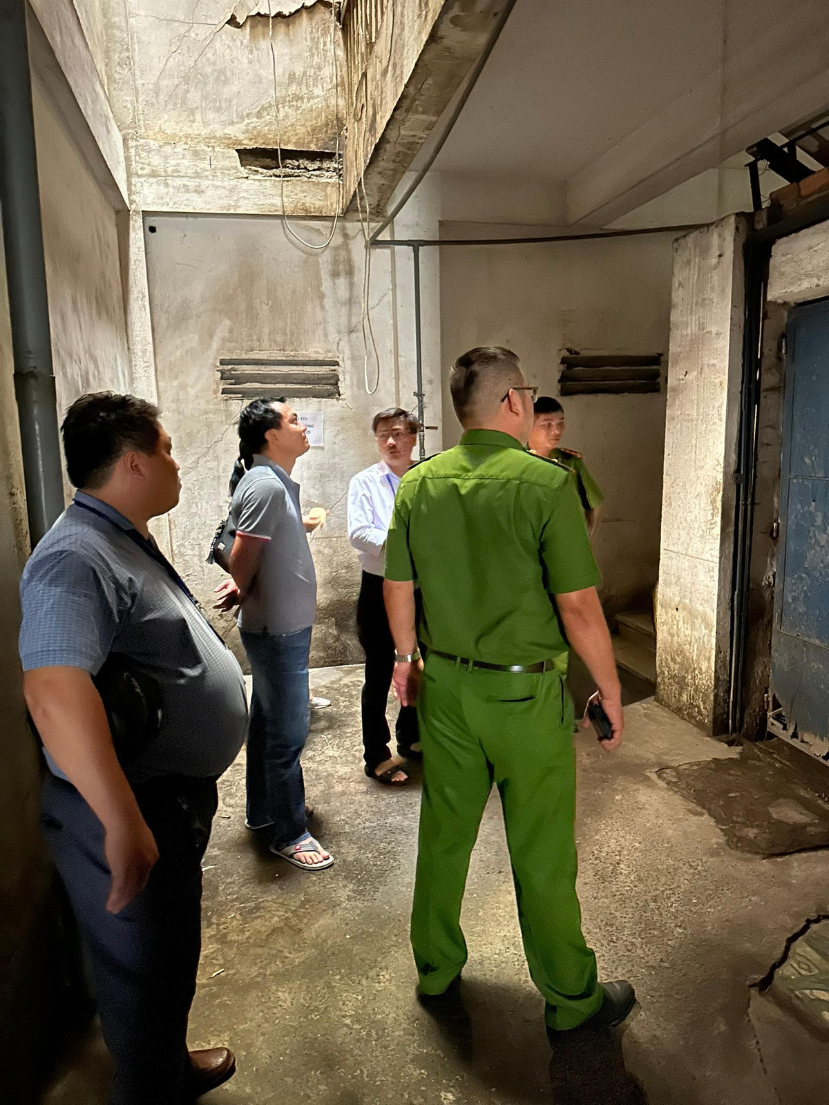 Cơ quan chức năng kiểm tra một khu tập thể cũ trên địa bàn phường Thảo Điền, TP Thủ Đức.