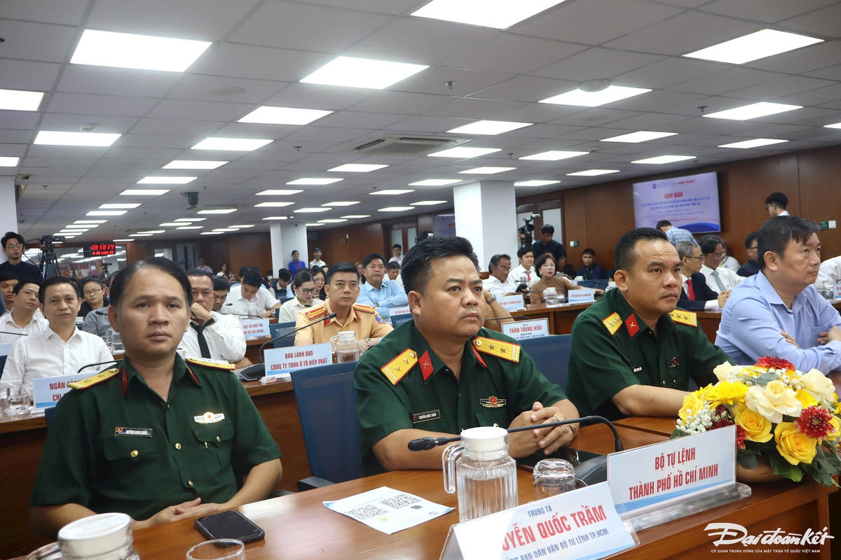 Đại diện lãnh đạo nhiều cơ quan, đơn vị của TP Hồ Chí Minh tham dự buổi họp báo thông tin về giải pháp chuyển đổi số tiên phong trong lĩnh vực đào tạo lái xe trên địa bàn thành phố. Ảnh: Hồng Phúc.