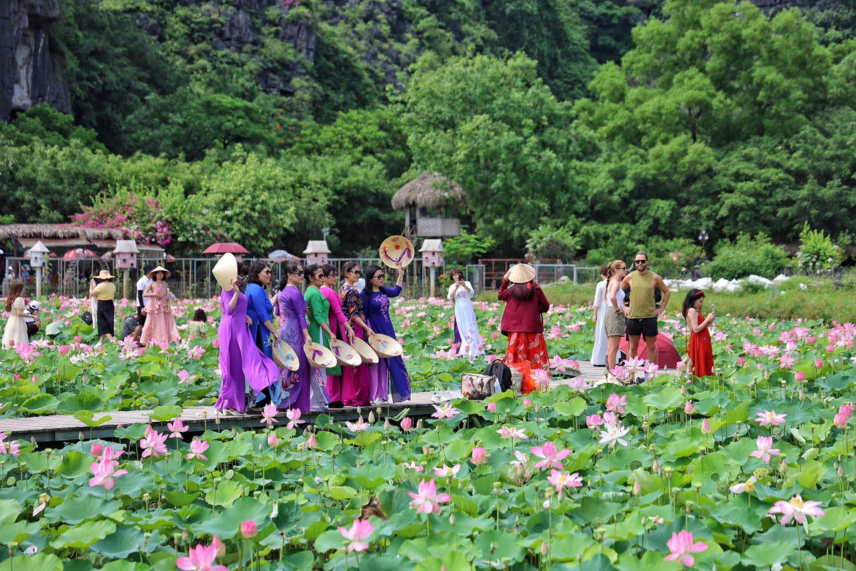 Để có những bức hình lung linh với nhiều màu sắc, đa phần khách du lịch đều thuê áo dài, áo yếm... có giá từ 70.000 đến 150.000 đồng. Nhờ vậy, các hộ kinh doanh có thể kiếm thêm thu nhập ổn định cuộc sống.