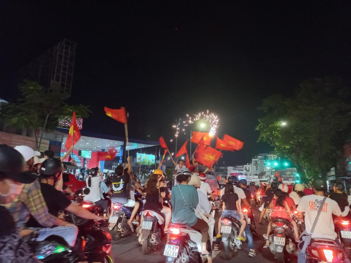 Cờ Tổ quốc tung bay rợp đường phố.
