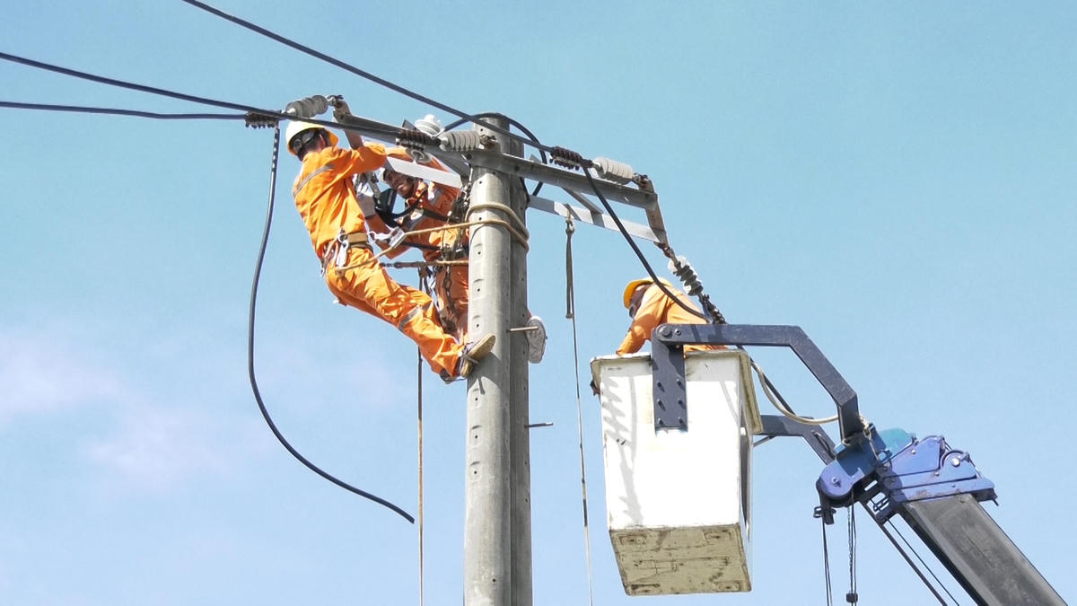 Công nhân đang sửa chữa lưới điện ở TP Tam Kỳ. 