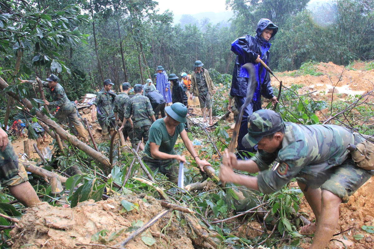 Tìm kiếm người trong vụ sạt lở ở xã Trà Leng.
