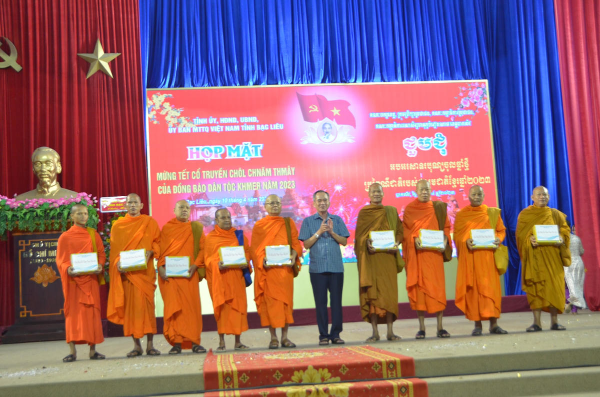 Bí thư Tỉnh ủy Bạc Liêu Lữ Văn Hùng trao tặng quà đến các vị chức sắc đã đóng góp vào công cuộc xây dựng và phát triển kinh tế - xã hội của tỉnh..
