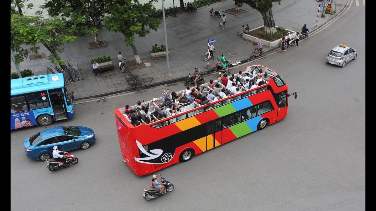 Du khách tham quan Hà Nội bằng xe buýt 2 tầng.