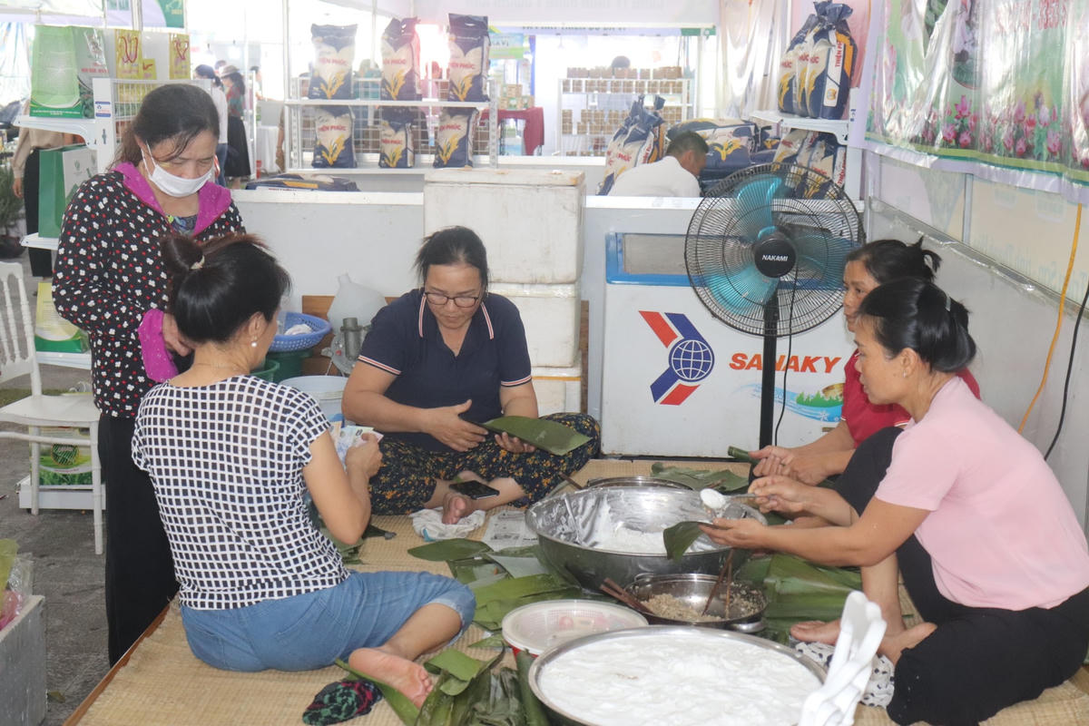 Bánh răng bừa - đặc sản của huyện Hà Trung được làm ngay tại quầy trưng bày. Ảnh: ĐÌnh Minh
