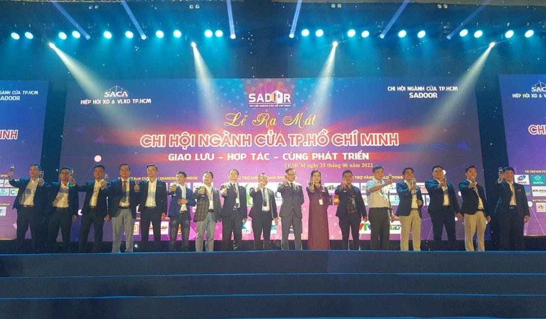 Các lãnh đạo chúc mừng Chi hội Ngành Cửa TP HCM.