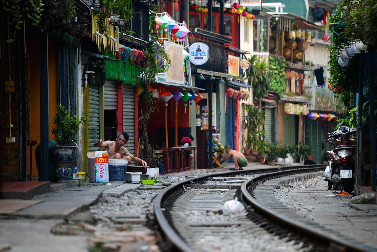Theo như ghi nhận, trong sáng nay, tuyến phố trở nên vắng vẻ và bình yên hơn nhiều so với mọi ngày.
