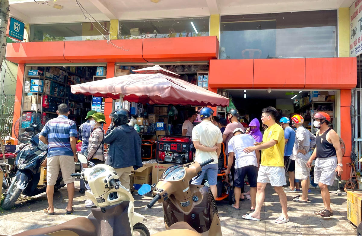 Các cửa hàng bán máy phát điện luôn trong tình trạng tấp nập khách ra vào.