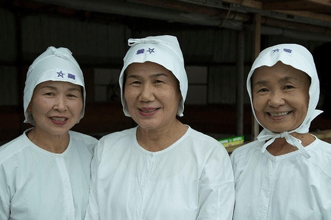 Những nữ thợ lặn tại Ise-Shima thường đeo khăn Tenugui và mang chiếc mũ len trắng có thêu biểu tượng ngôi sao gọi là Seiman.