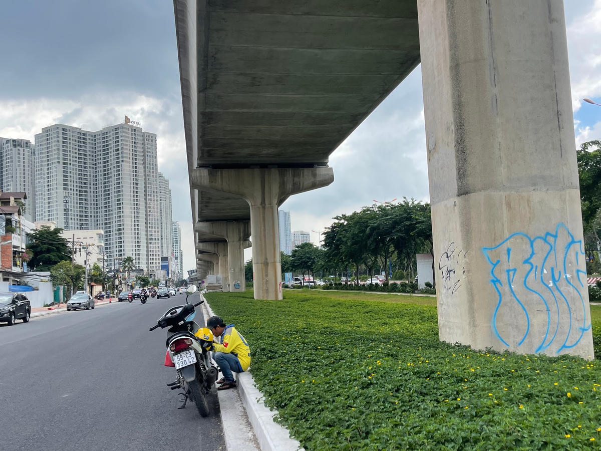 Chỉ khảo sát trong 5km mà có tới 70 hình vẽ như vậy trên các trụ metro.