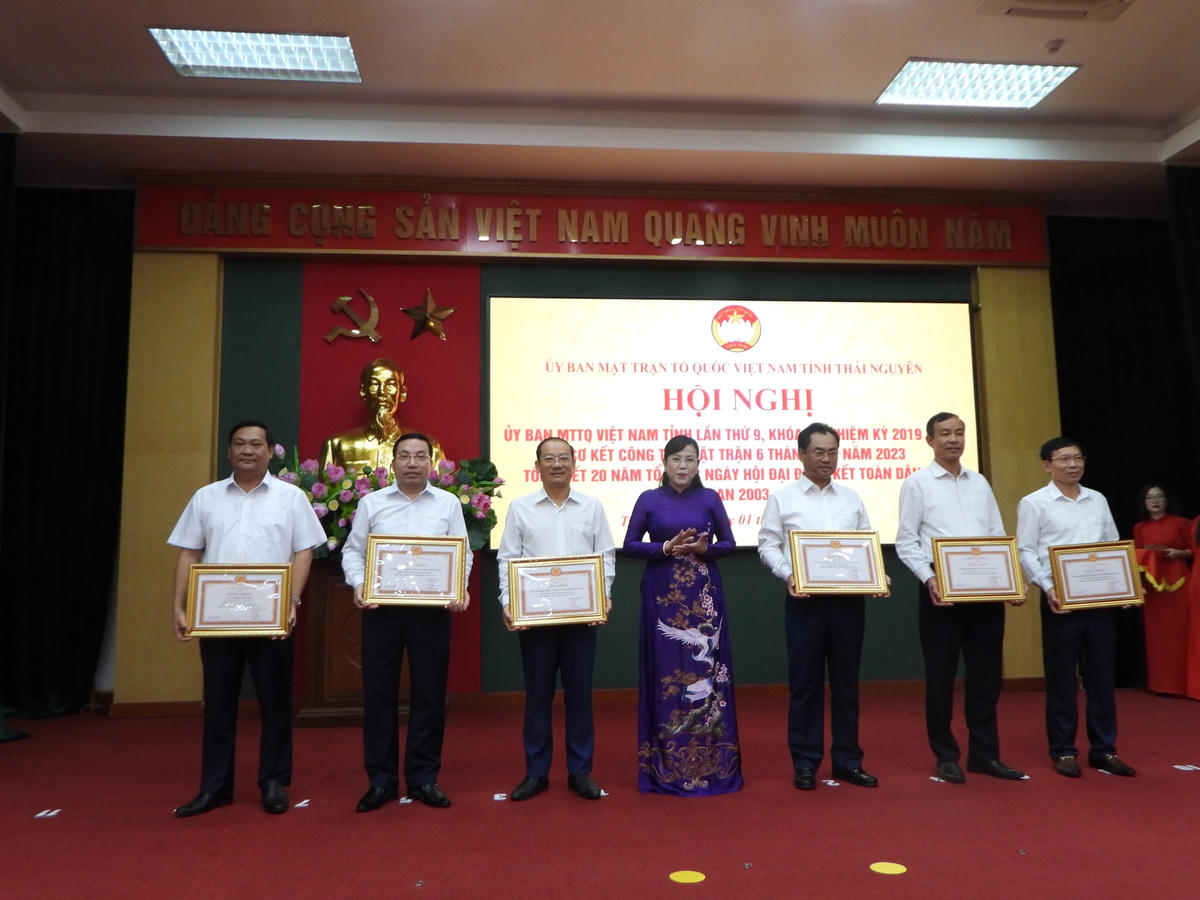 Bí thư Tỉnh ủy Thái Nguyên Nguyễn Thanh Hải trao bằng khen cho các tổ chức, cá nhân có thành tích xuất sắc.