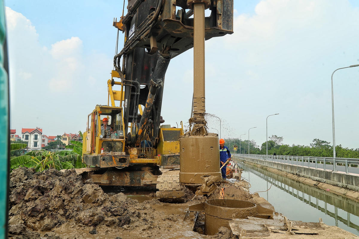 "Đối với khối lượng đã thực hiện đến nay, việc thi công phần đường đã tiến hành thi công thử xong phạm vi nền đất yếu bằng cọc xi măng đất và tiến hành đắp cát trên công trường tại một vài vị trí. Đối với việc thi công cầu đơn vị đang tiến hành thi hạng mục cọc khoan nhồi của 3 vị trí cầu trên tuyến", ông Hải chia sẻ.