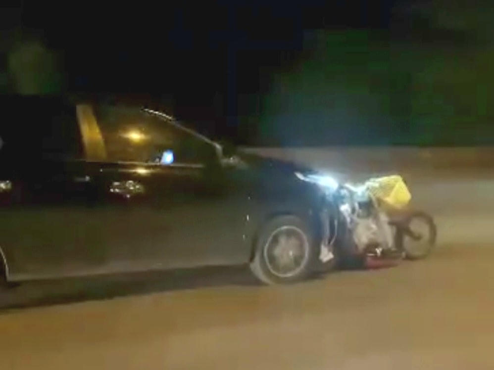 Sau khi bỏ chạy và kéo lê chiếc xe đạp điện gần 5km, tài xế Thọ bị người dân giữ lại.