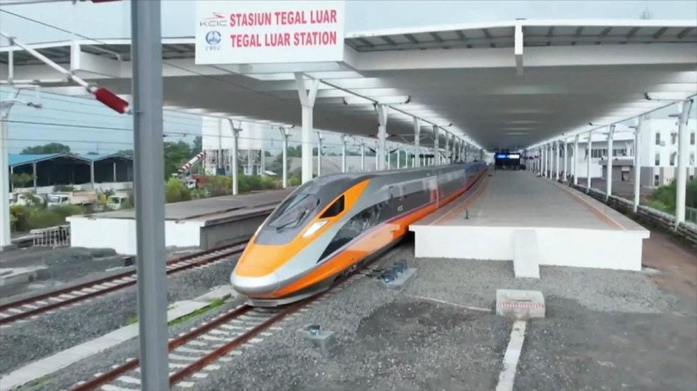 Đoàn tàu chuẩn bị khởi hành cho một chuyến chạy thử trên tuyến đường sắt cao tốc Jakarta-Bandung, tại ga Halim của Jakarta. (Ảnh: Xinhua).