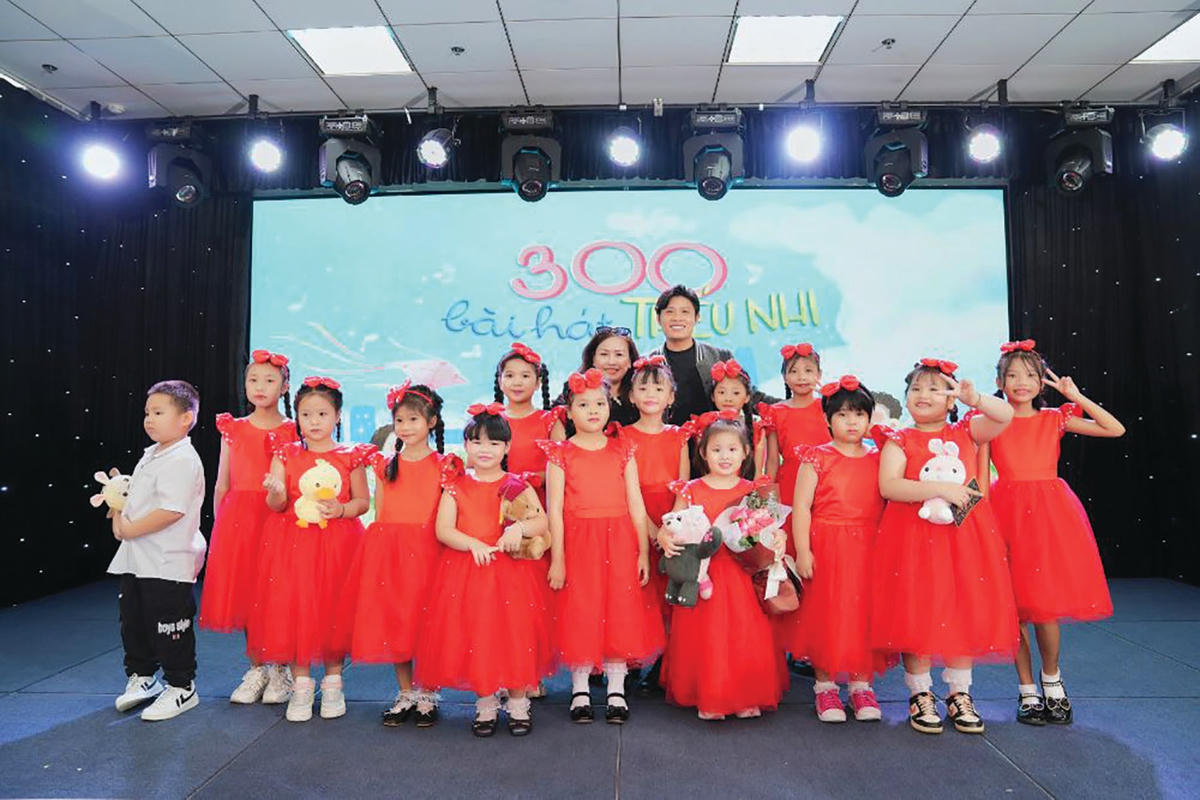 Nhạc sĩ Nguyễn Văn Chung cùng các em thiếu nhi.  