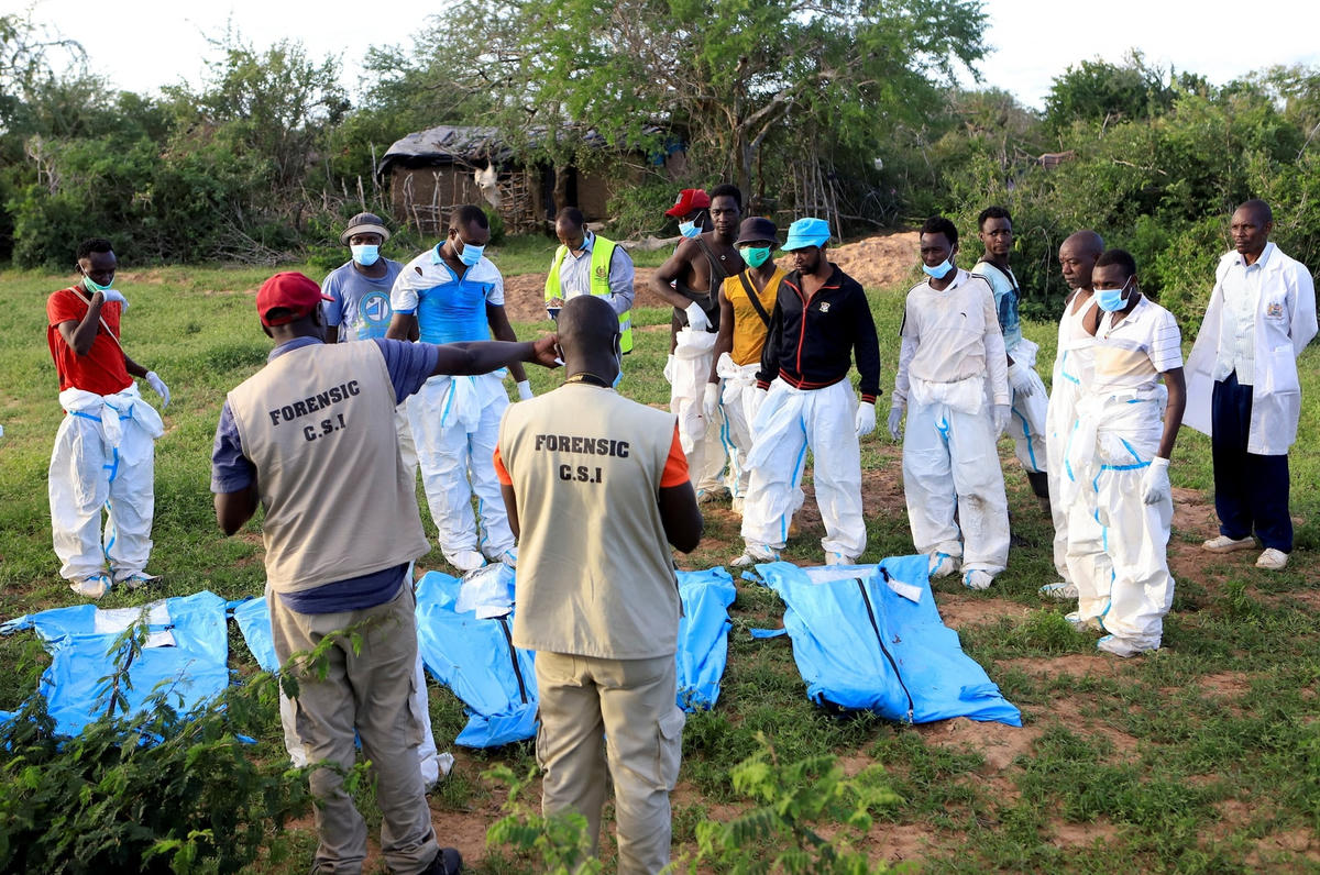 Cảnh sát Kenya tìm thấy các thi thể trong khu rừng Shakahola. Ảnh: REUTERS.  