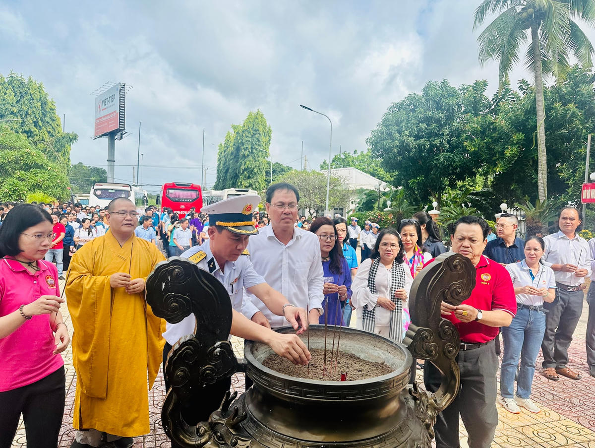 Đoàn dâng hương tưởng niệm các Anh hùng liệt sĩ tại Tượng đài Chiến thắng Cầu Cỏ May (TP Vũng Tàu, tỉnh Bà Rịa – Vũng Tàu). Ảnh: Mạnh Thìn.