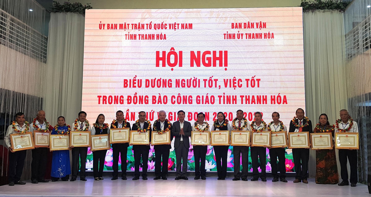 Bí thư Tỉnh ủy Thanh Hóa Đỗ Trọng Hưng trao Bằng khen của Chủ tịch UBND tỉnh Thanh Hóa cho 50 cá nhân; trao Bằng khen của Ủy ban MTTQ tỉnh Thanh Hóa cho các cá nhân, đã có thành tích xuất sắc trong tham gia các phong trào thi đua yêu nước, sống tốt đời, đẹp đạo, giai đoạn 2020-2022.