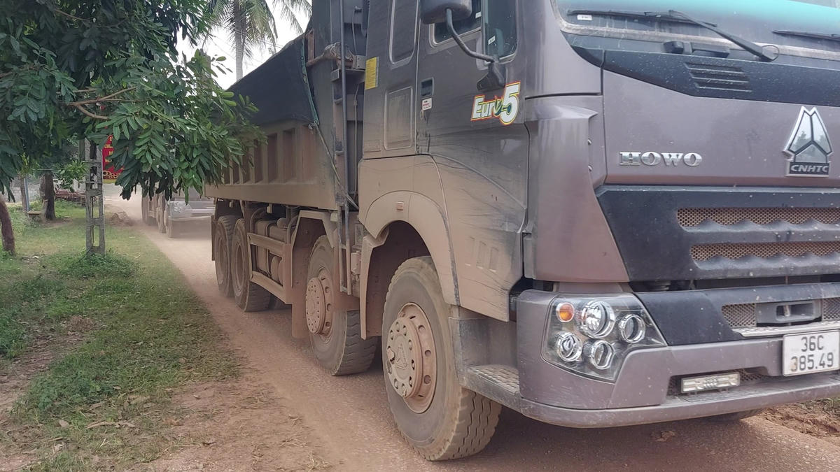 Các xe chở cát với tải trọng lớn thường xuyên đi thành từng đoàn kéo theo bụi, phá hỏng đường dân sinh.