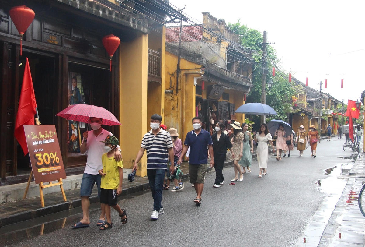 Du khách đi dạo phố cổ Hội An.